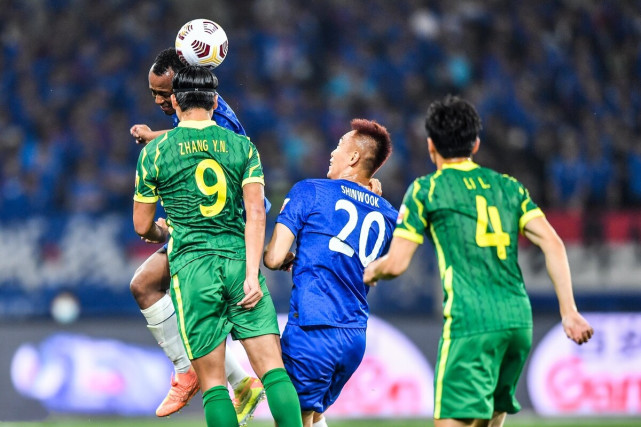 一次聚会上麦吉遇到了汤姆卡尔乔治