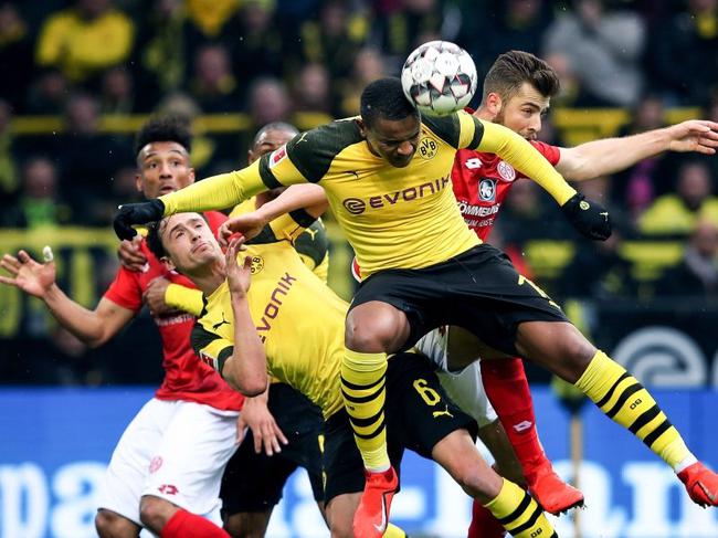 一次聚会上麦吉遇到了汤姆卡尔乔治